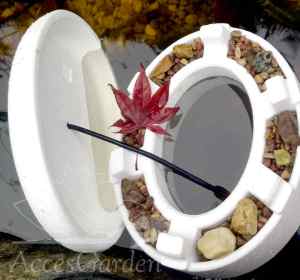 sztuczny przerębel do oczka wodnego po należytym obciążeniu piaskiem lub żwirem należy umieścić w oczku wodnym przykrywając pokrywa przez którą możemy przełożyć wężyk do napowietrzacza.